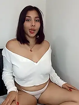 Snapshot of LucyMartelli chatting on March 10, 2025, 4:35 pm LucyMartelli online show from March 10, 2025, 4:35 pm