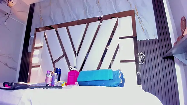 lola hornei online show from December 5, 2025, 2:26 pm