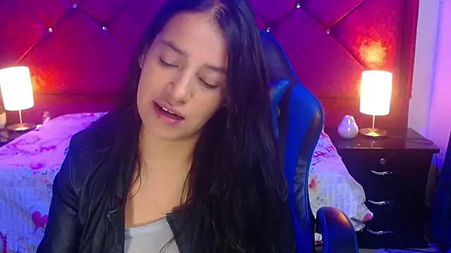 Julietacollins06 online show from April 23, 2026, 1:13 pm