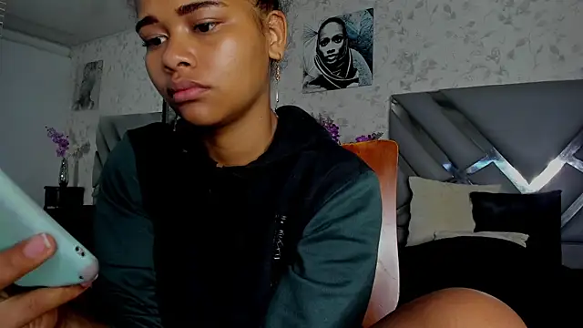 Snapshot of moon_HoneyX chatting on February 2, 2025, 12:24 pm moon HoneyX online show from February 2, 2025, 12:24 pm
