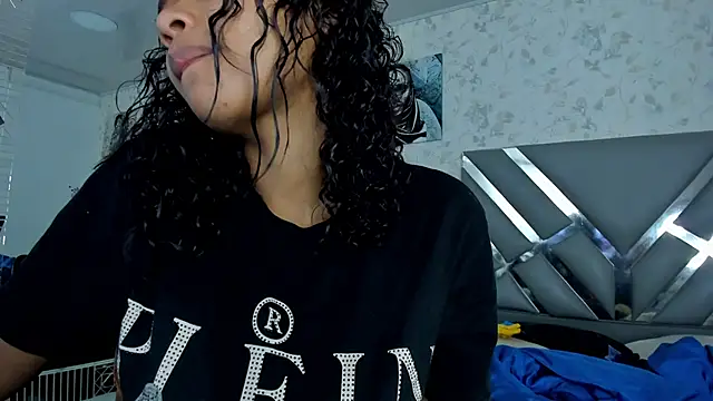 Snapshot of moon_HoneyX chatting on February 13, 2025, 12:43 pm moon HoneyX online show from February 13, 2025, 12:43 pm