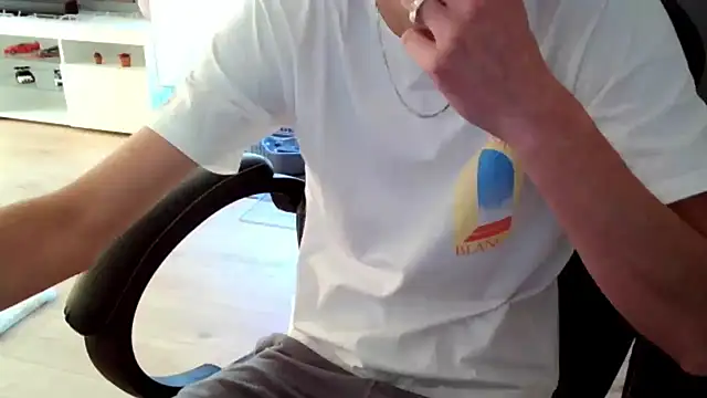 ElViko11 online show from November 18, 2025, 2:42 pm