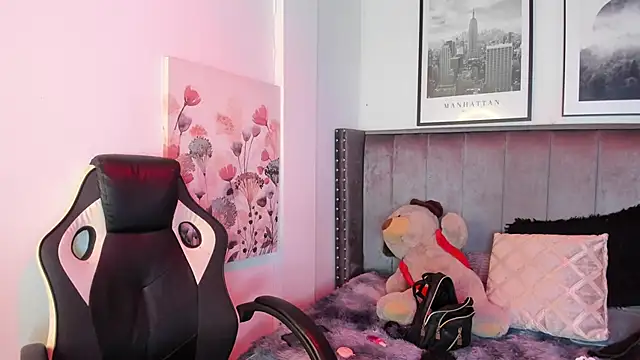 Alaia Cute online show from October 4, 2025, 3:46 pm