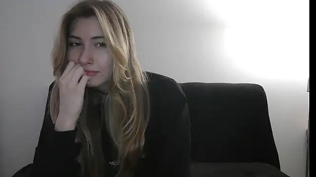 ErikaShyy online show from October 18, 2025, 2:41 pm