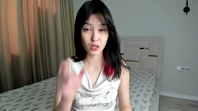 Lola Peach online show from June 21, 2026, 2:28 am