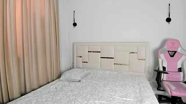 Snapshot of Lola_Peach chatting on June 5, 2026, 3:22 am Lola Peach online show from June 5, 2026, 3:22 am
