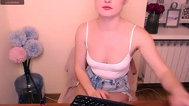 Felliciya online show from March 6, 2025, 11:58 am