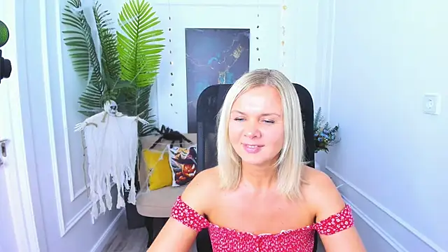 AgathaKlouin online show from October 19, 2025, 7:16 pm