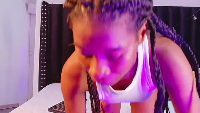 petitelittleebony online show from November 30, 2025, 11:55 am