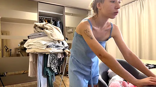 Snapshot of anna_kiss69 chatting on October 19, 2025, 4:43 pm anna kiss69 online show from October 19, 2025, 4:43 pm