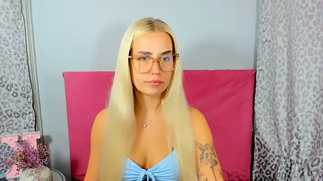 Snapshot of KristyHoney chatting on October 14, 2025, 2:28 pm KristyHoney online show from October 14, 2025, 2:28 pm