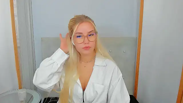 Snapshot of KristyHoney chatting on March 2, 2025, 9:21 am KristyHoney online show from March 2, 2025, 9:21 am