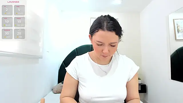 Snapshot of _EmilyJireh_ chatting on May 6, 2026, 8:13 pm EmilyJireh online show from May 6, 2026, 8:13 pm