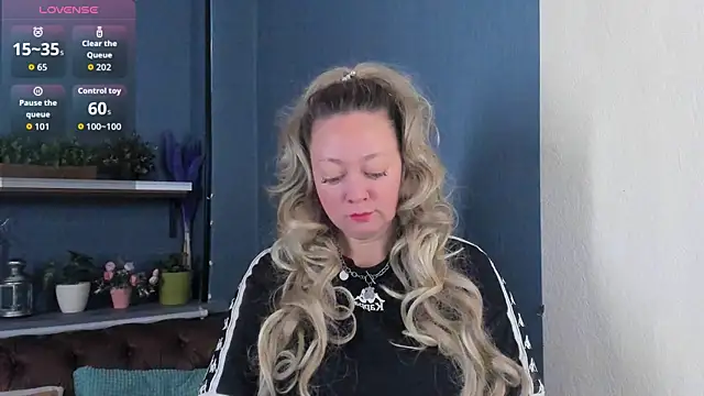 Snapshot of JesiaFoxi chatting on October 2, 2025, 11:13 am JesiaFoxi online show from October 2, 2025, 11:13 am
