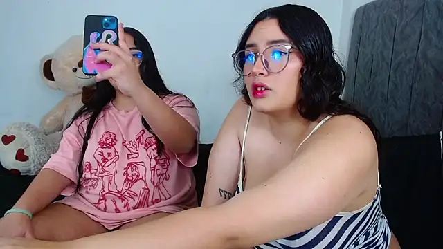 Snapshot of maddie-and-chelsea- chatting on January 5, 2025, 10:29 pm maddie-and-chelsea- online show from January 5, 2025, 10:29 pm
