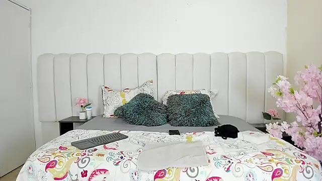 lyzzi smith01 online show from November 8, 2025, 6:44 pm