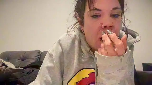 Snapshot of RavenRayyy chatting on October 8, 2025, 10:50 am RavenRayyy online show from October 8, 2025, 10:50 am