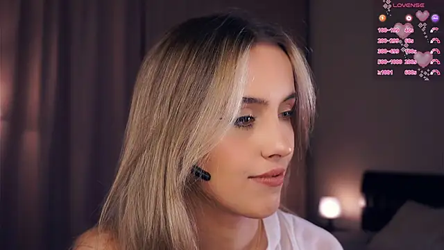 Snapshot of FannyHewson chatting on September 8, 2025, 7:24 pm FannyHewson online show from September 8, 2025, 7:24 pm