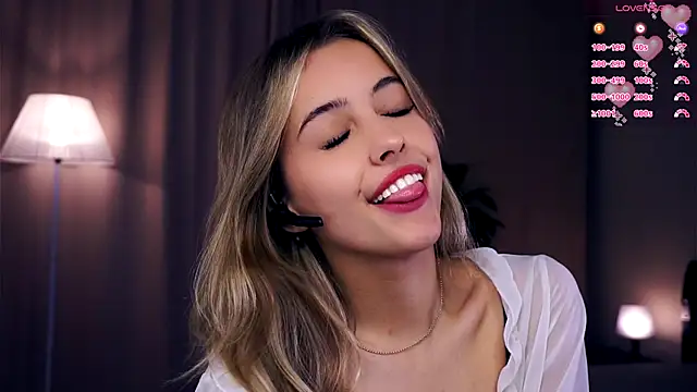 Snapshot of FannyHewson chatting on September 18, 2025, 7:28 pm FannyHewson online show from September 18, 2025, 7:28 pm