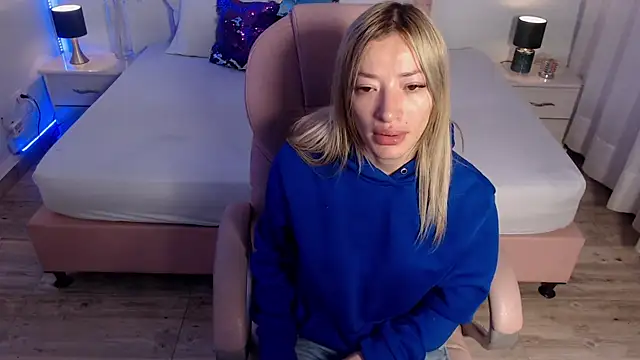 zoe jones13 online show from March 1, 2026, 4:12 am