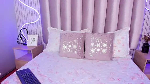 LARISSAEVANS online show from October 10, 2025, 1:06 am