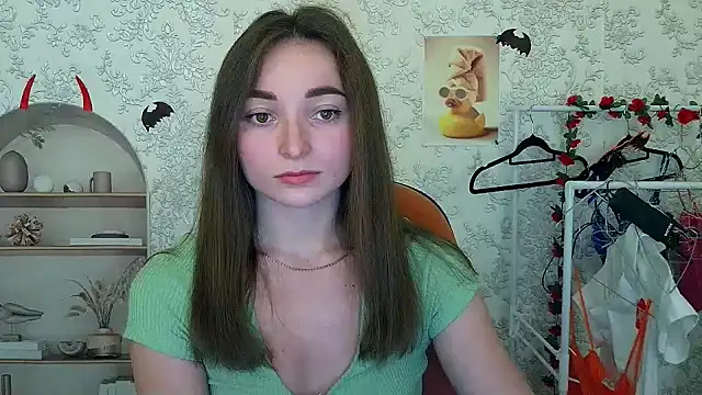  Barbie Kiss  online show from November 2, 2025, 5:40 pm