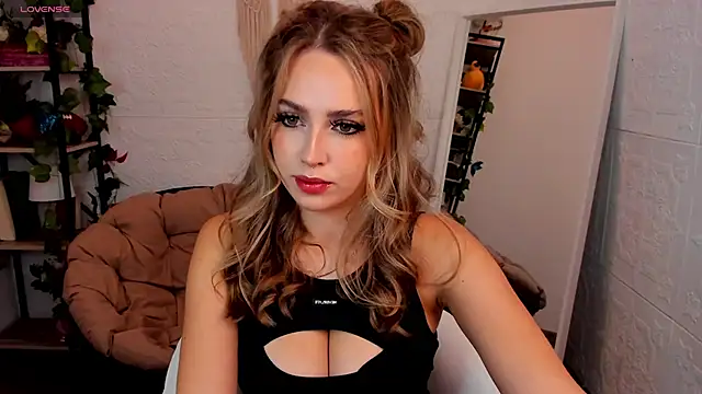 Snapshot of YaraKroft_ chatting on February 19, 2025, 3:06 am YaraKroft online show from February 19, 2025, 3:06 am