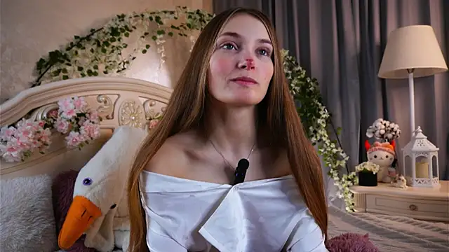 MonaEldon online show from November 19, 2025, 2:22 am