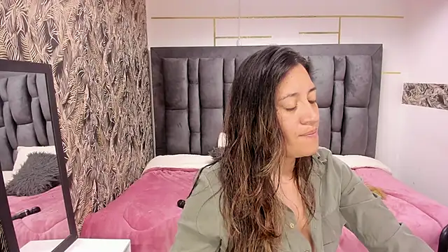 VioletaScott  online show from December 17, 2025, 2:44 pm