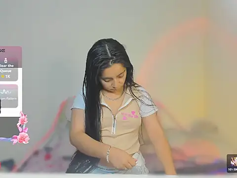 Snapshot of litle_mily_ chatting on November 13, 2025, 8:46 pm litle mily online show from November 13, 2025, 8:46 pm