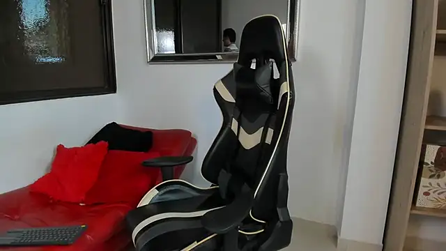 Snapshot of julian_wallace chatting on March 8, 2026, 10:02 pm julian wallace online show from March 8, 2026, 10:02 pm