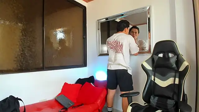 Snapshot of julian_wallace chatting on March 5, 2026, 7:43 pm julian wallace online show from March 5, 2026, 7:43 pm