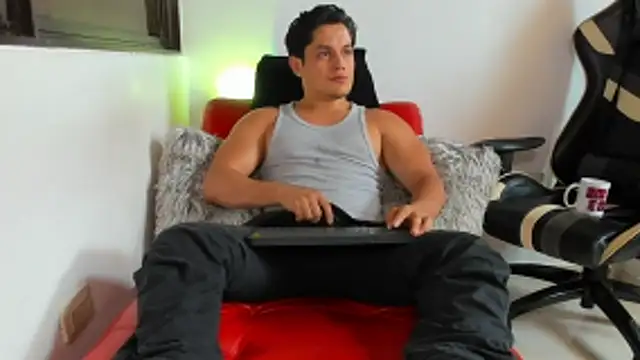 Snapshot of julian_wallace chatting on April 15, 2026, 7:58 pm julian wallace online show from April 15, 2026, 7:58 pm