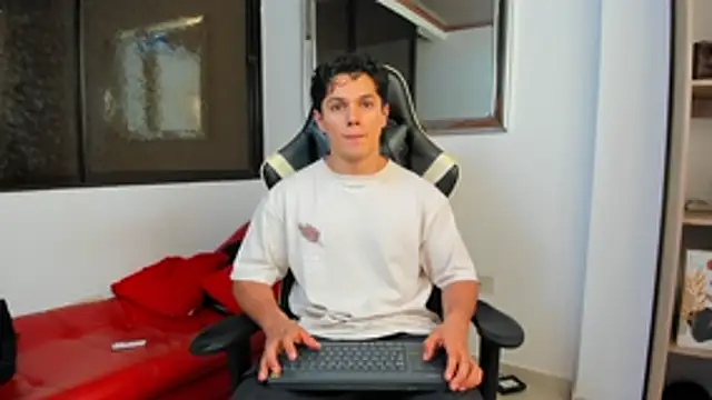 Snapshot of julian_wallace chatting on February 8, 2026, 9:01 pm julian wallace online show from February 8, 2026, 9:01 pm