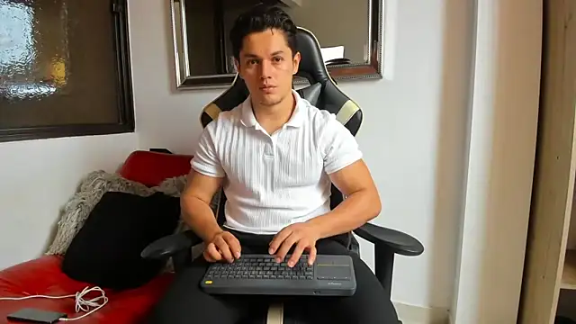 Snapshot of julian_wallace chatting on April 13, 2026, 4:44 pm julian wallace online show from April 13, 2026, 4:44 pm