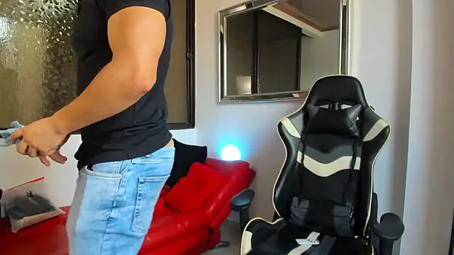 Snapshot of julian_wallace chatting on March 4, 2026, 6:59 pm julian wallace online show from March 4, 2026, 6:59 pm