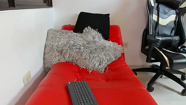 Snapshot of julian_wallace chatting on April 9, 2026, 6:25 pm julian wallace online show from April 9, 2026, 6:25 pm