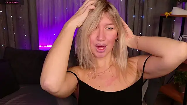 Snapshot of MilaBott chatting on November 29, 2025, 9:15 pm MilaBott online show from November 29, 2025, 9:15 pm