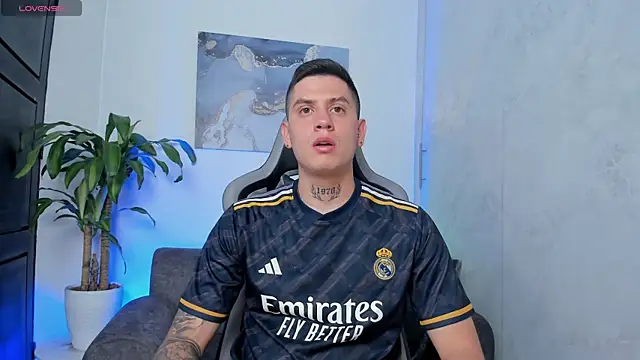 Snapshot of Yeiko_Romero_ chatting on January 14, 2026, 6:11 pm Yeiko Romero online show from January 14, 2026, 6:11 pm