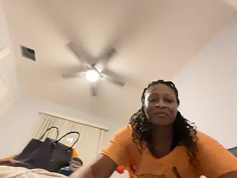 Snapshot of wynterheat chatting on February 19, 2025, 2:33 am wynterheat online show from February 19, 2025, 2:33 am