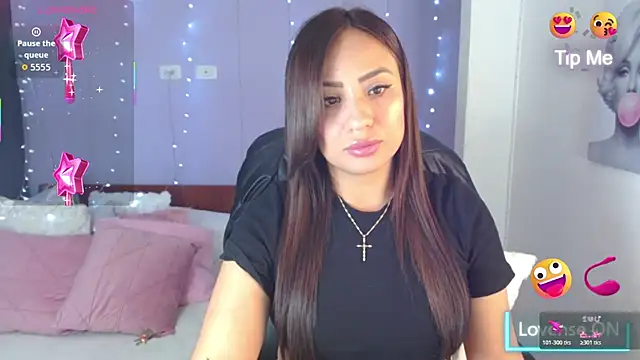 Snapshot of Paulina_627 chatting on October 19, 2025, 4:43 pm Paulina 627 online show from October 19, 2025, 4:43 pm