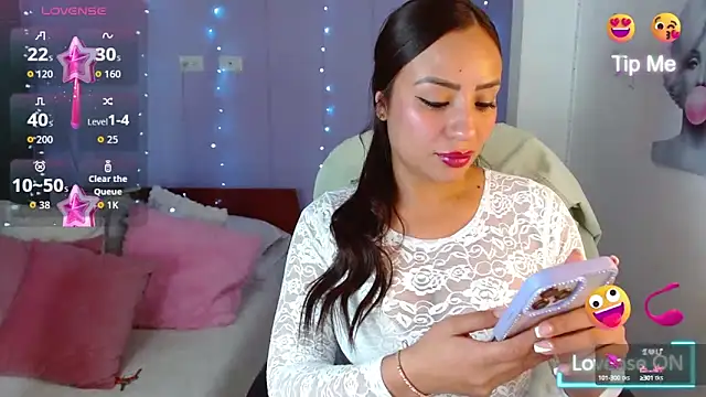 Snapshot of Paulina_627 chatting on October 17, 2025, 4:53 pm Paulina 627 online show from October 17, 2025, 4:53 pm