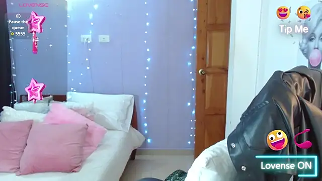 Snapshot of Paulina_627 chatting on October 10, 2025, 3:46 pm Paulina 627 online show from October 10, 2025, 3:46 pm