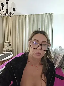 lolavalecuatro online show from May 31, 2026, 6:09 pm