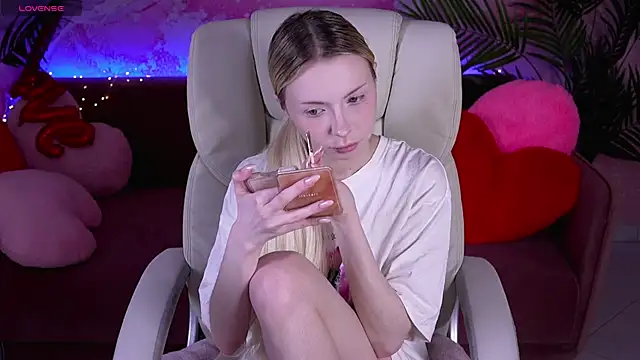 Snapshot of EviStar chatting on February 24, 2026, 7:42 am EviStar online show from February 24, 2026, 7:42 am