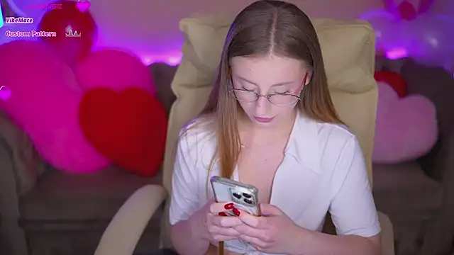 Snapshot of SilverrMoon chatting on February 8, 2026, 2:15 pm SilverrMoon online show from February 8, 2026, 2:15 pm