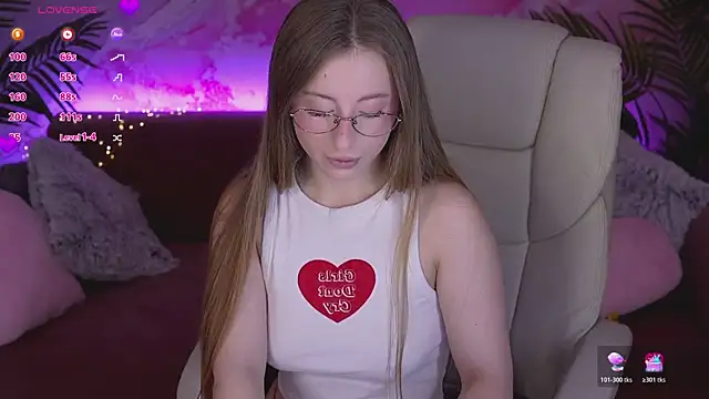 Snapshot of SilverrMoon chatting on March 7, 2026, 7:15 am SilverrMoon online show from March 7, 2026, 7:15 am