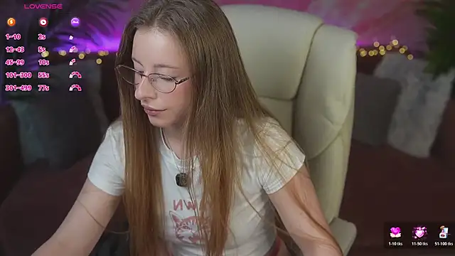 Snapshot of SilverrMoon chatting on April 10, 2026, 6:42 am SilverrMoon online show from April 10, 2026, 6:42 am