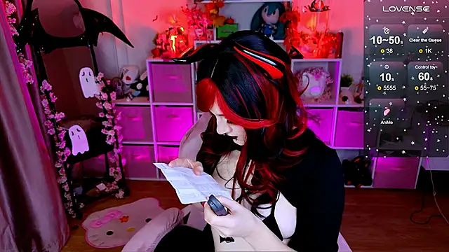 Snapshot of Aki__Ra chatting on November 11, 2025, 10:37 pm Aki Ra online show from November 11, 2025, 10:37 pm