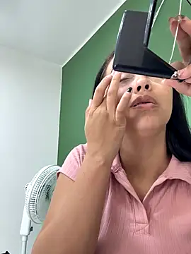 iiris  online show from November 28, 2025, 3:45 pm